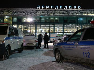 Автомобили полиции в аэропорту Домодедово после крушения пассажирского самолета Ан-148, 11 февраля 2018 года. Фото: Михаил Терещенко / ТАСС