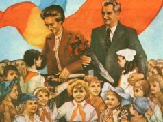 Елена и Николае Чаушеску с пионерами. Репродукция плаката: www.romanianfriend.com