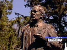 Памятник А.А. Собчаку. Фото с сайта rtr.spb.ru