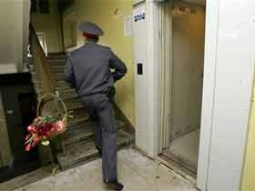 Милиционер около лифта, в котором   убили  Политковскую. Фото АР