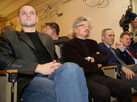 Лидеры "Другой России" в зале. Фото: Каспаров.Ru