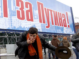 Поклонение плакату "Москва голосует за Путина". Фото: Ларисы Верчиновой, Каспаров.Ru