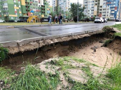 Размытая дорога в Нижнем Новгороде. Фото: vk.com/typical_nn