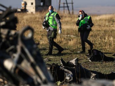 Следователи из Нидерландов во время осмотра обломков пассажирского самолета "Малайзийских авиалиний". Фото: Михаил Почуев/ТАСС