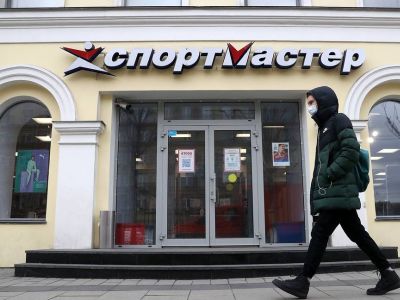 Около магазина "Спортмастер". Фото: Станислав Красильников/ТАСС