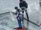 Ребенок наступил на флаг цвета Георгиевской ленты. Фото: Регнум.Ru